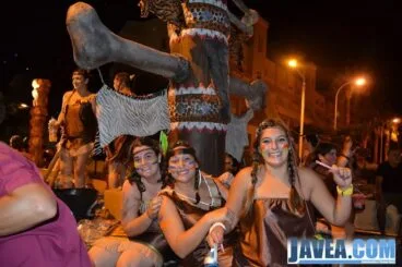 Jóvenes miembros de la comisión de fiestas en las carrozas