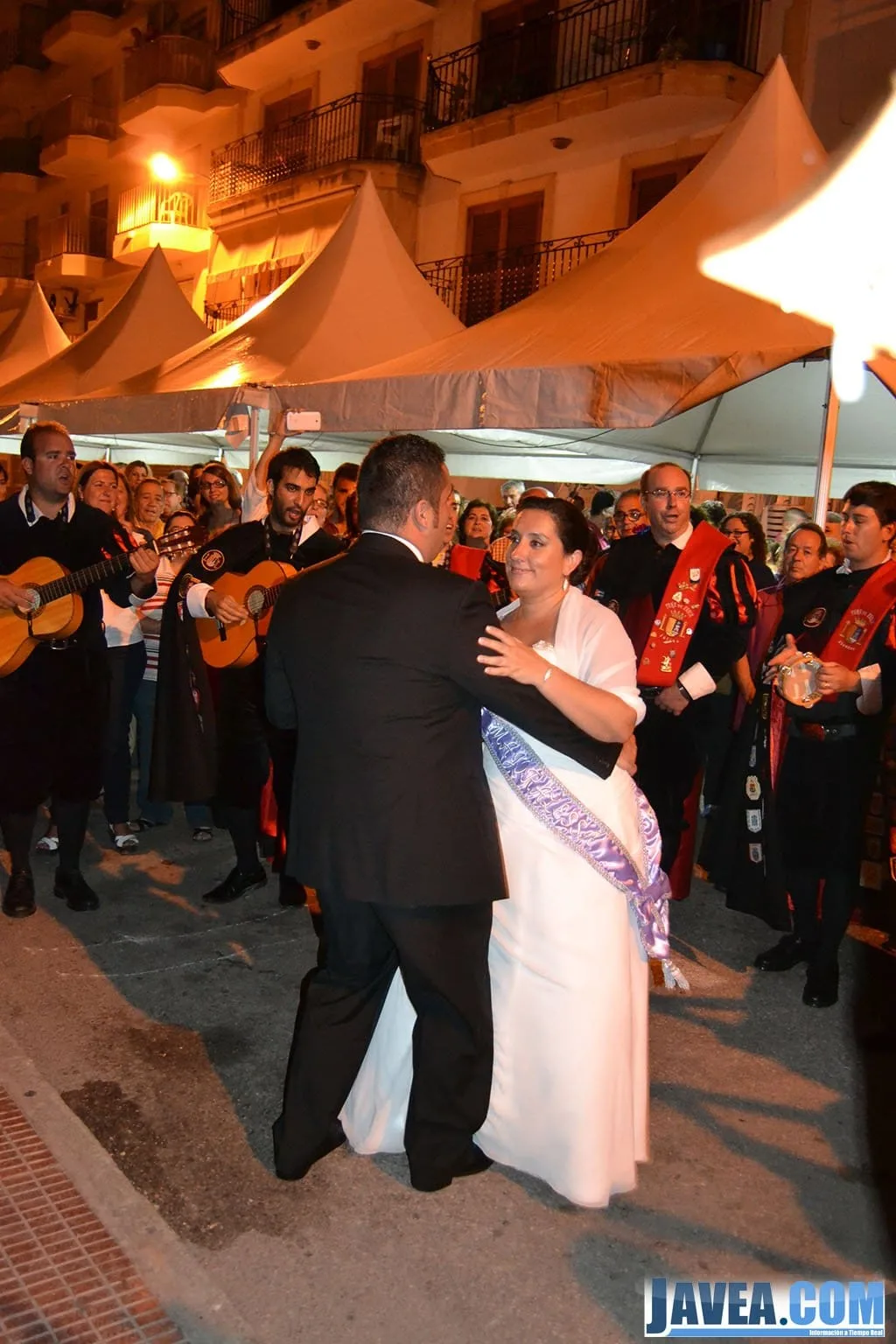 La Mayoralesa Rosa Estalrich y el Mayoral Vicente Estalrich bailando en la ronda de la tuna.