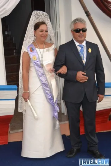 Mayoral Pepe Serrat recogiendo a la Mayoralesa Rosa Soliveres