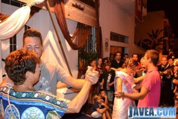 Mayoralesa Rosa Soliveres bailando con familiares