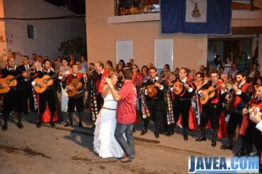 Mayoralesa Tere Sivera bailando con el presidende de la Comisión de Fiestas