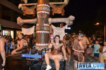 Miembro de la comisión de fiestas en la carroza