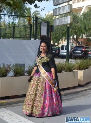 Miembro de la comisión durante el pasacalle