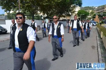 Miembros de la Comisión durante el pasacalle