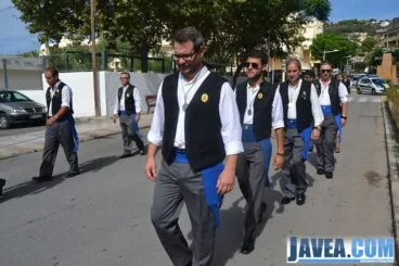 Miembros de la comisión de fiestas durante el pasacalle