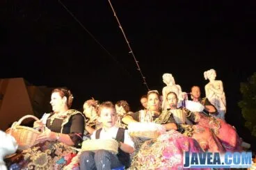 Miembros de la comisión de fiestas en la carroza