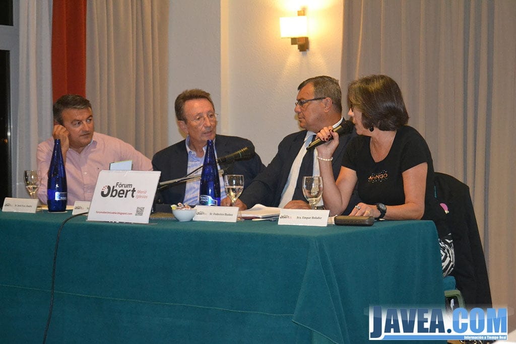 Momento del debate después de la conferencia