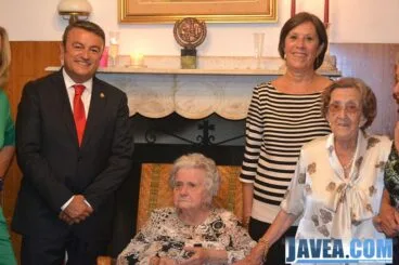 MªPilar con su hermana, el alcalde y la edil Empar Bolufer