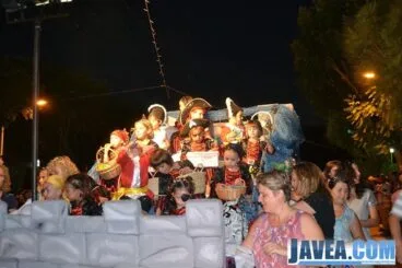 Niños y niñas piratas en las carrozas