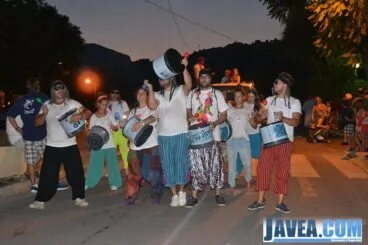 Peña La Salpa y La Penyeta Roja durante el desfile