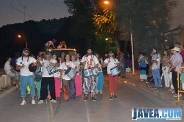 Peña La Salpa y la Penyeta Roja en el desfile