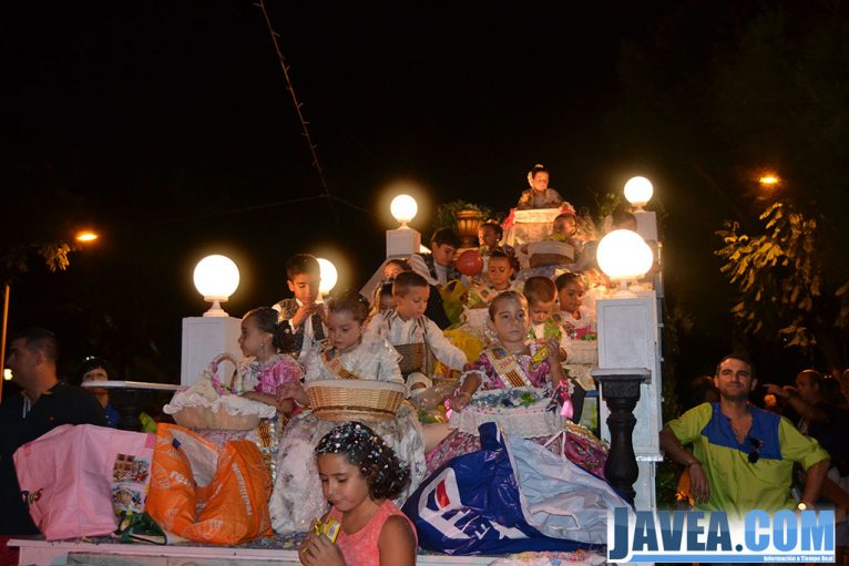 Representación infantil de Fogueres de Sant Joan en la carroza