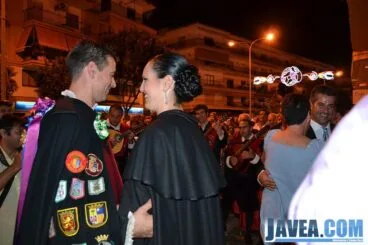 Yolanda Ortiz y Francisco Paredes bailando con amigos y familiares.