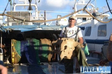 Amador Ros con algunos de los restos de la ballena