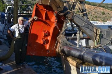 Amador Ros junto a su embarcación