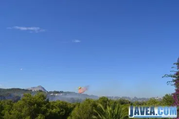 Avioneta lanzando arena roja sobre la zona afectada