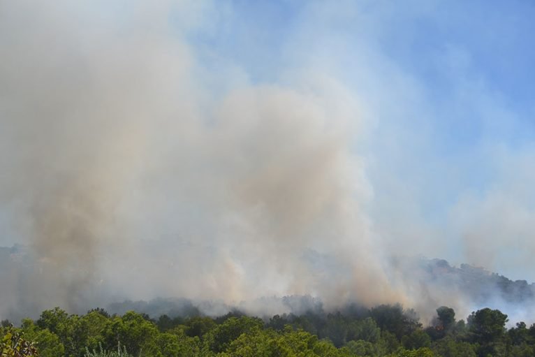 El humo del incendio en Granadella