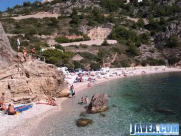 Gente disfrutando de la playa en el puente del Pilar