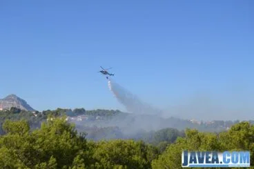 Helicóptera en la zona del incendio soltando agua para sofocar las llamas