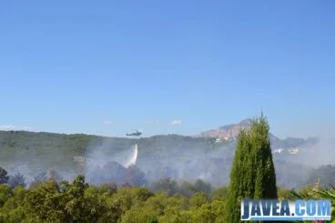 Helicóptero sobre la zona del incendio