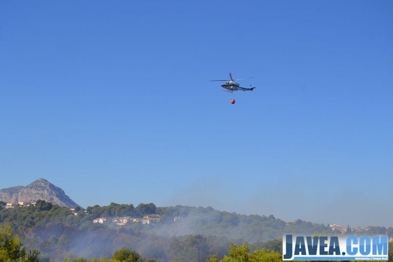 Helicóptero sobrevolando la zona afectada