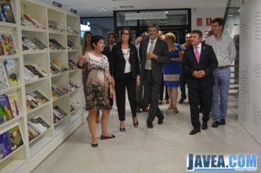 La directora de la Biblioteca de Jávea, Catalina Cardona, mostrando las instalaciones
