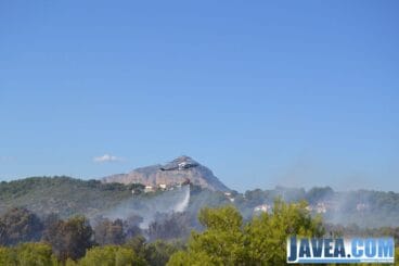 Medios aéreos sofocando el incendio