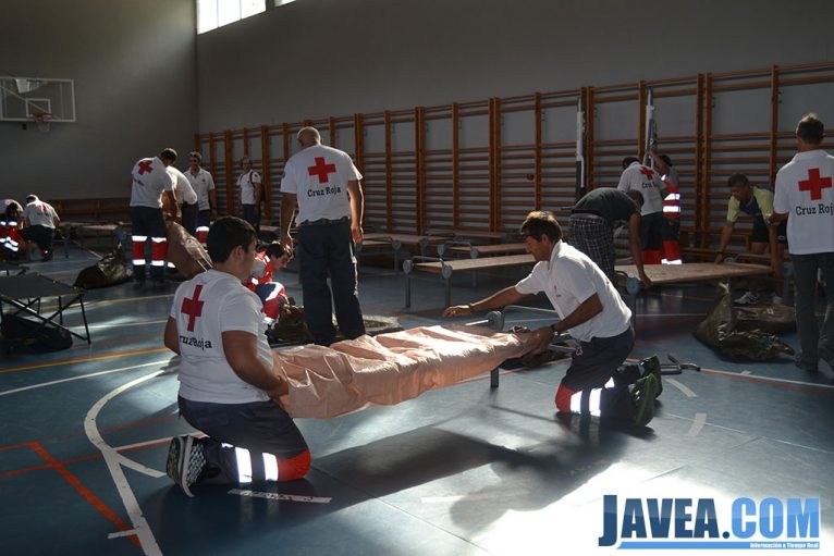 Miembros de la Cruz Roja montando el albergue provisional