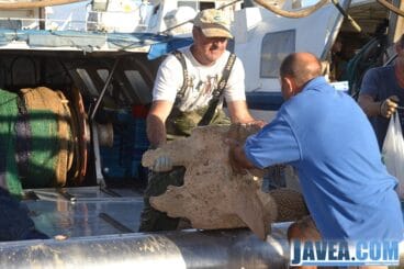 Miembros de la tripulación con los restos de la ballena