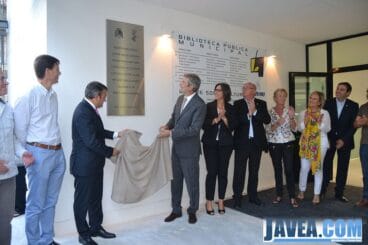 Momento de descubrir la placa de la Biblioteca