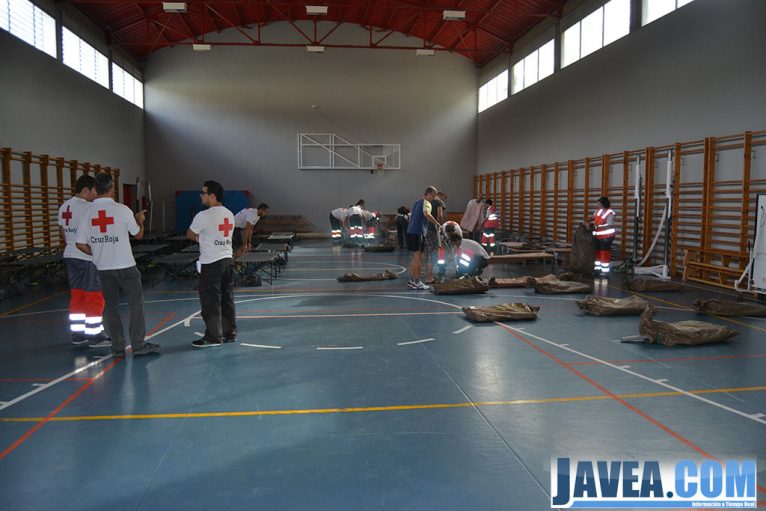 Montando el albergue provisional en el gimnasio del IES Antoni Llidó