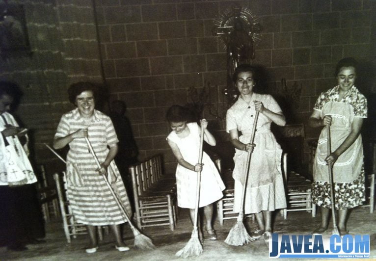 Mujeres limpiando la Iglesia