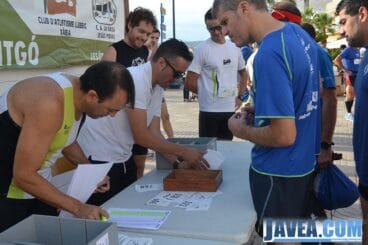 Participantes recogiendo sus dorsales