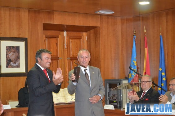Francesc Reus recogiendo el premio 9 d'octubre vila de Xàbia junto con el alcalde José Chulvi