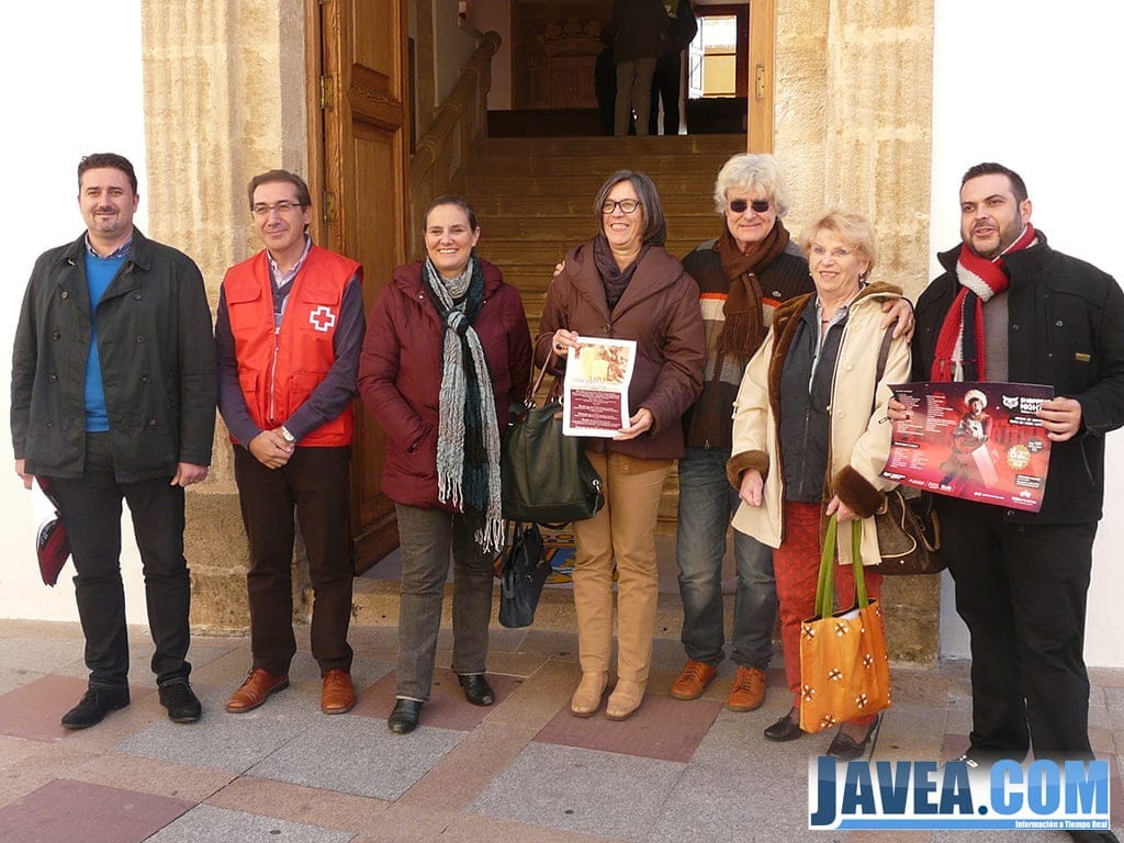 Juan Luís Cardona, Tere Bisquert y Empar Bolufer con los representantes de las diferentes asociaciones colaboradoras.