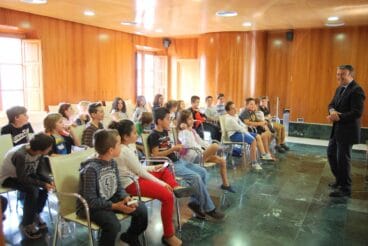 Los alumnos y alumnas en el salón de plenos