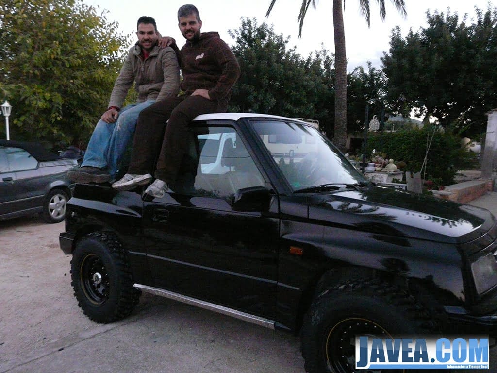 Los javienses con el coche con el que participarán en el rally