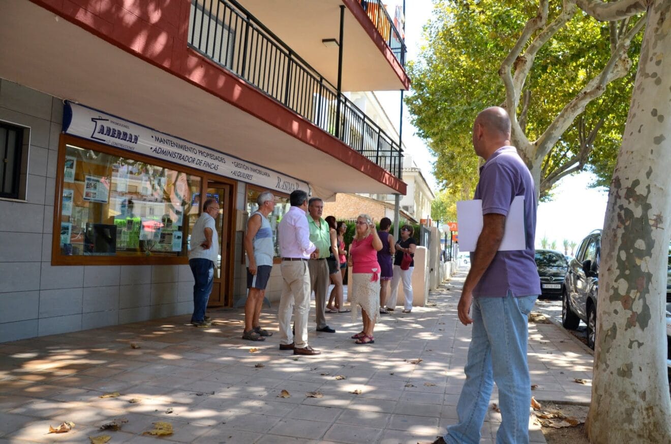 Los vecinos de la Avenida de la Fontana de Jávea explican el problema de inundaciones que sufre la zona cuando llueve