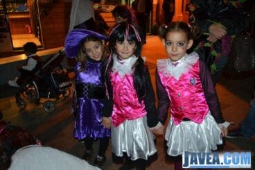 Niñas disfrazadas en el pasacalle de halloween
