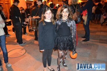 Niñas disfrazadas en halloween