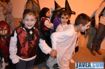 Niños disfrazados en el desfile de halloween
