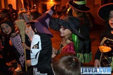 Niños y niñas en el desfile de disfraces