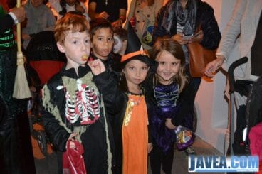 Niños y niñas en el desfile de halloween