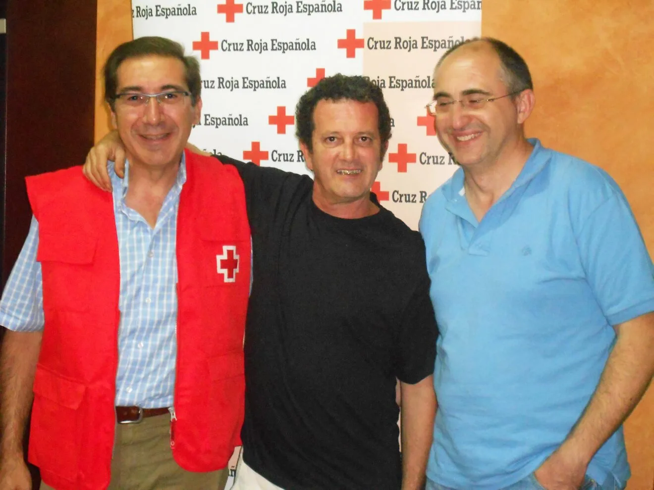 Paul Alcaide junto con el presidente de la Cruz Roja de Jávea. 
