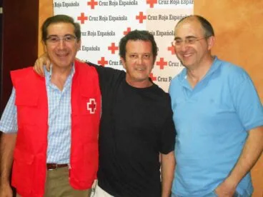 Paul Alcaide junto con el presidente de la Cruz Roja de Jávea.