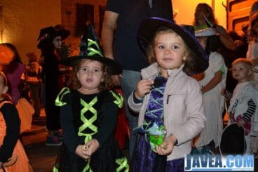 Pequeñas disfrazadas en el pasacalle de halloween