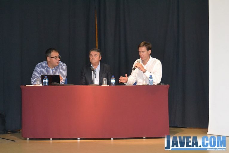 Representantes del Ayuntamiento de Jávea en las votaciones de los presupuestos participativos