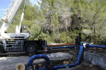 Trabajo con la pluma de Electrobombas Jávea