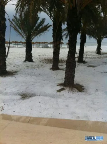 A finales de mayo nos sorprendía en Jávea una fugaz granizada que cuajó en la playa del arenal