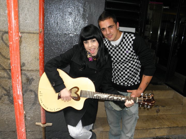 Adam Broseta con Angie y su guitarra personalizada